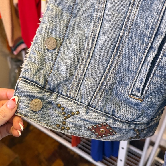 NWT Lucky Brand x Yellowstone Horse Embellished Faux Shearling Denim Jacket - - Picture 9 of 10